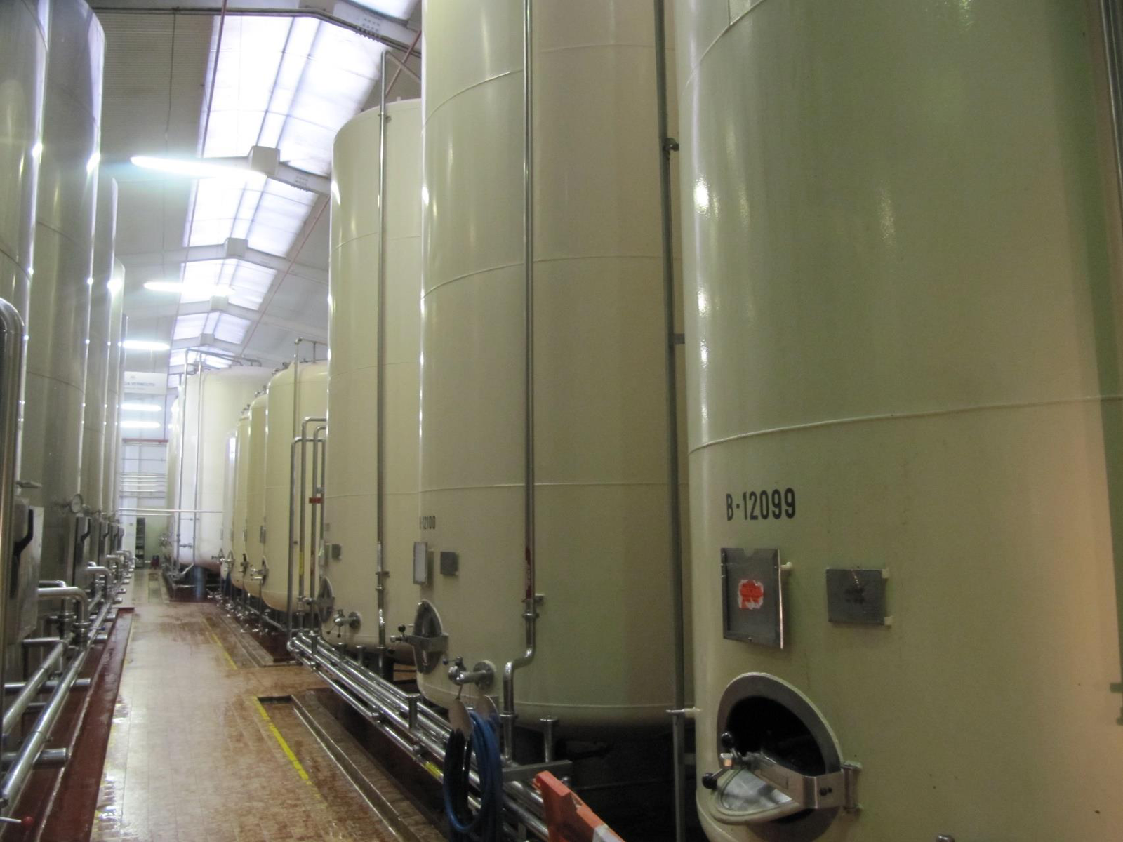 Batería de depósitos verticales en planta de bebidas