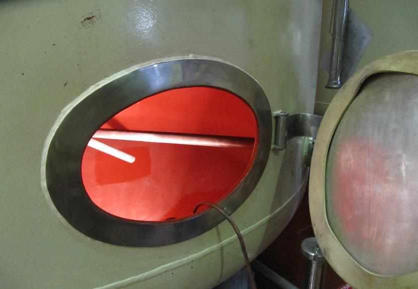 Boca de inspección del depósito mostrando el revestimiento alimentario aplicado